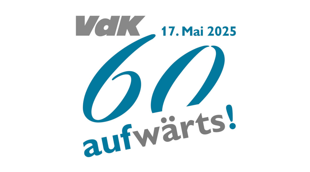 Grafik für die Messe 60 aufwärts! in Traunstein Schriftzug mit Terminankündigung: VdK 17. Mai 2025, 60 aufwärts!